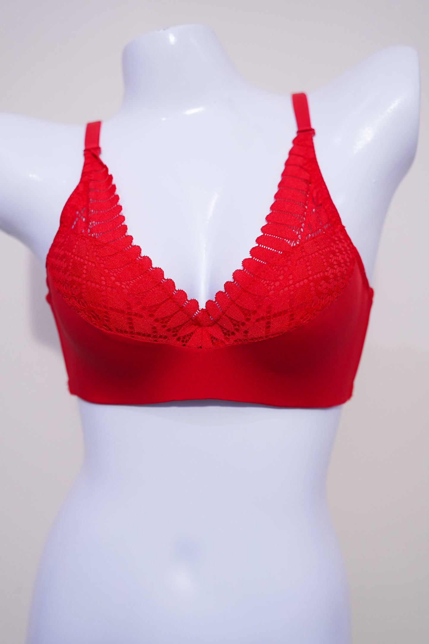 Single pad upper lace V shape bra