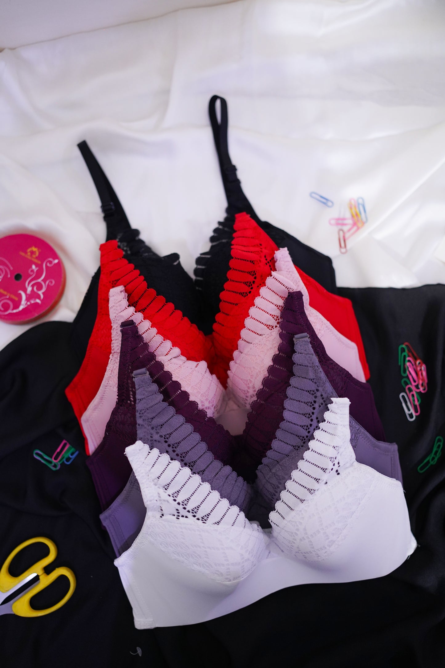 Single pad upper lace V shape bra