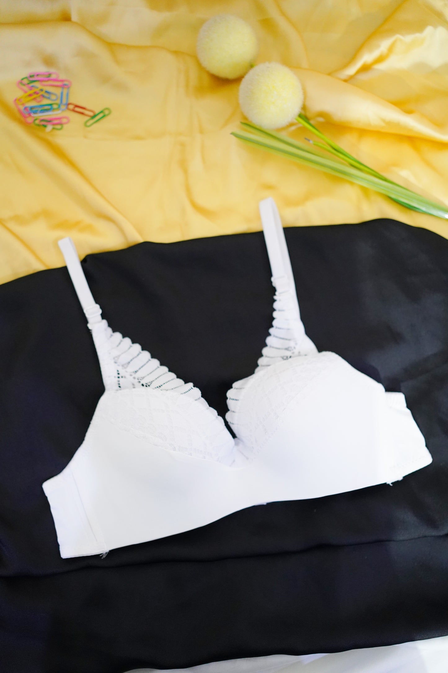 Single pad upper lace V shape bra