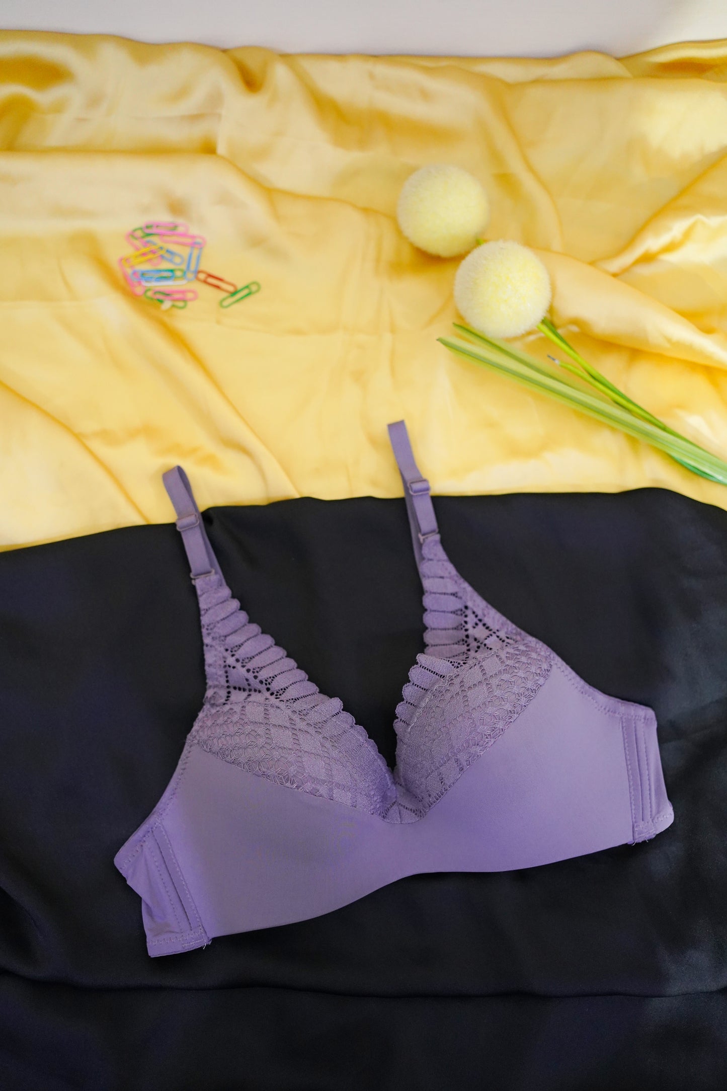 Single pad upper lace V shape bra