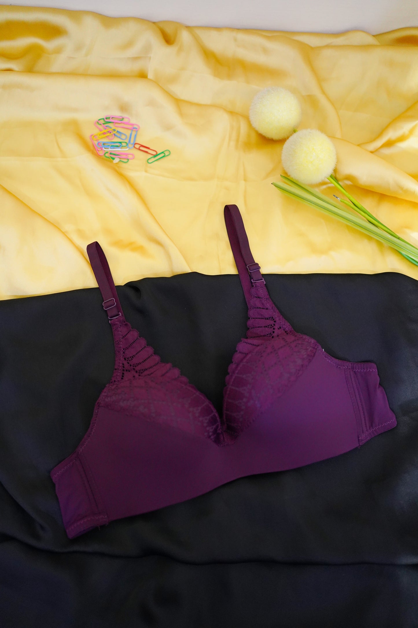 Single pad upper lace V shape bra