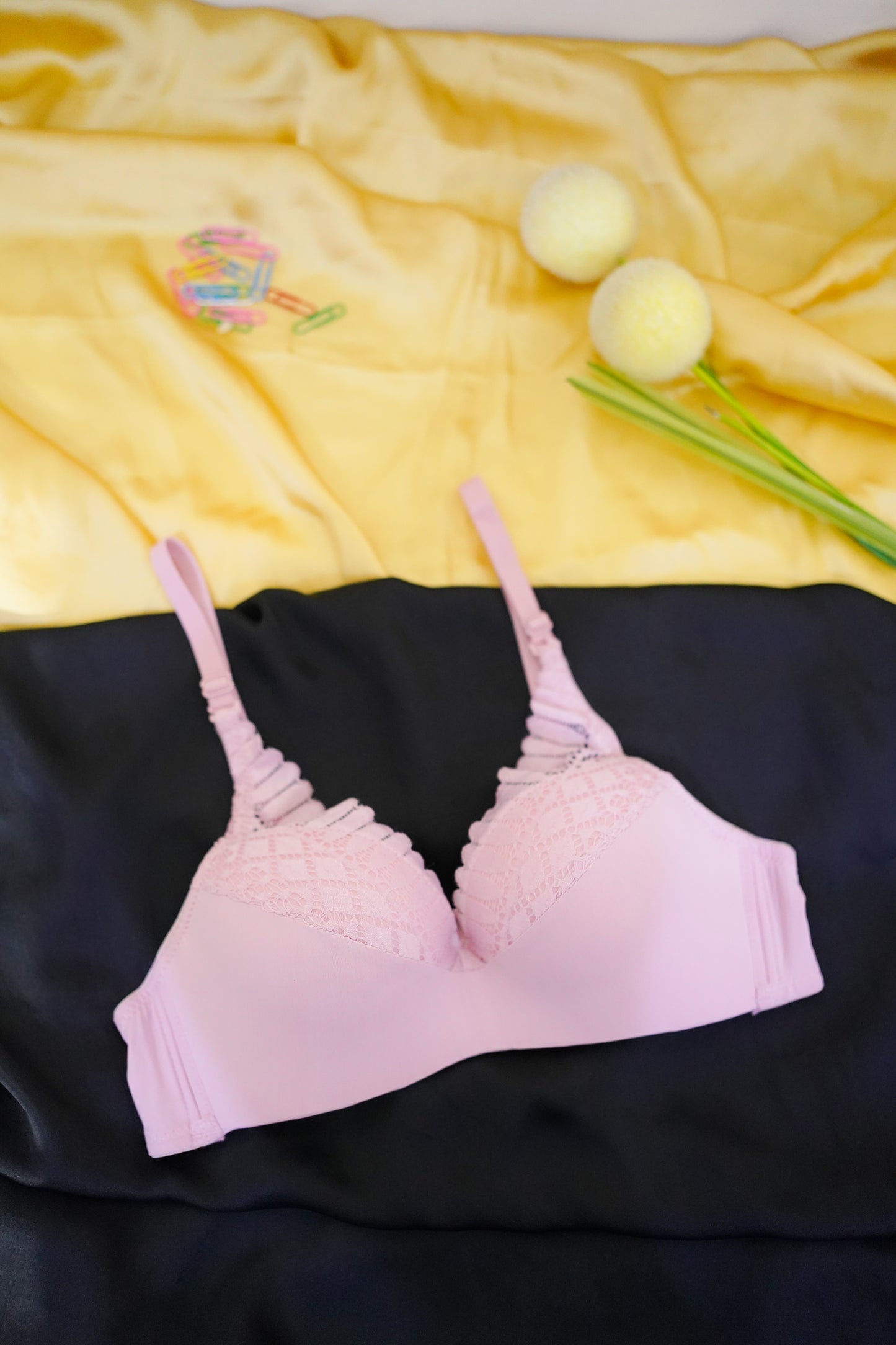 Single pad upper lace V shape bra