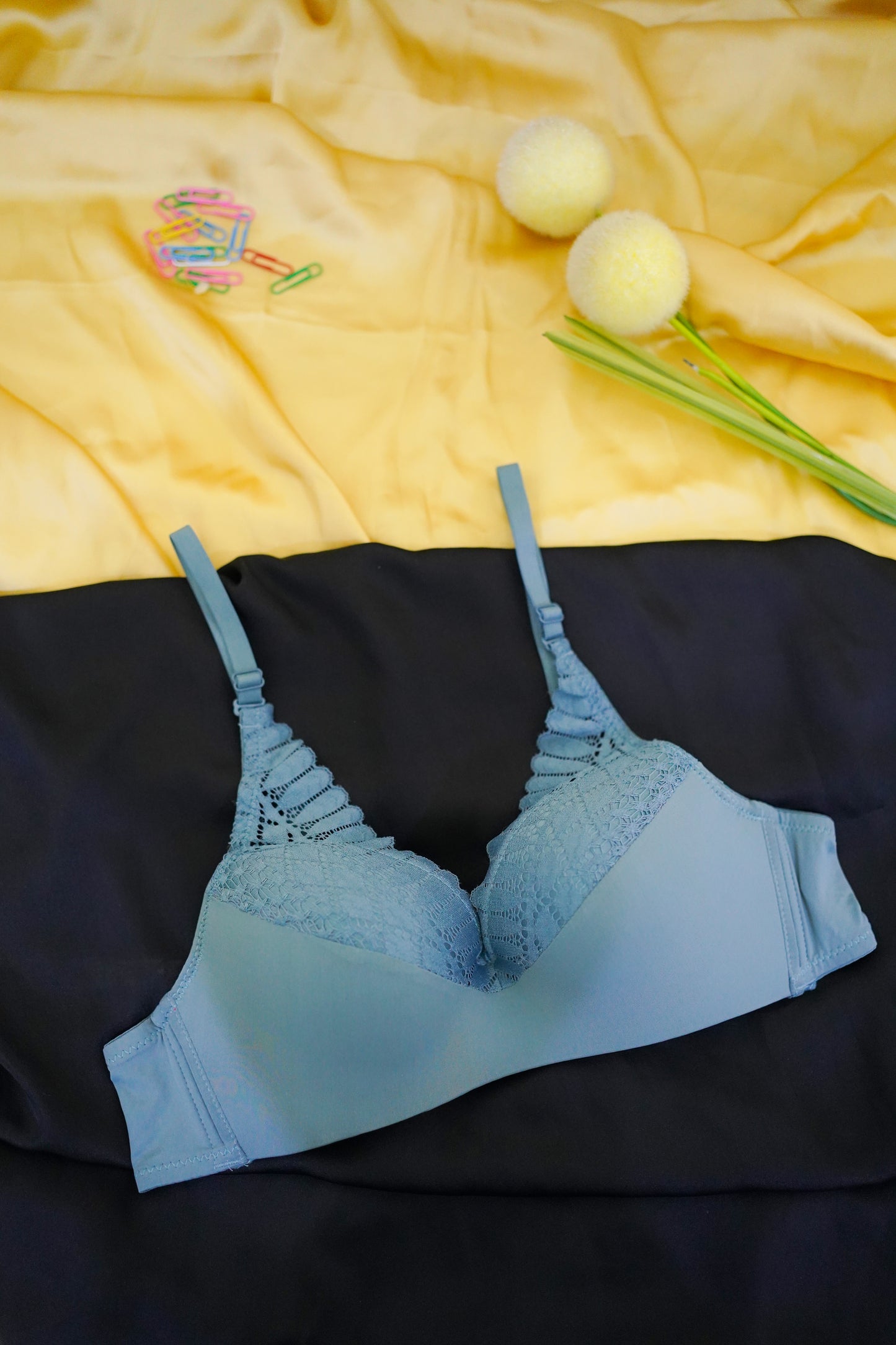 Single pad upper lace V shape bra