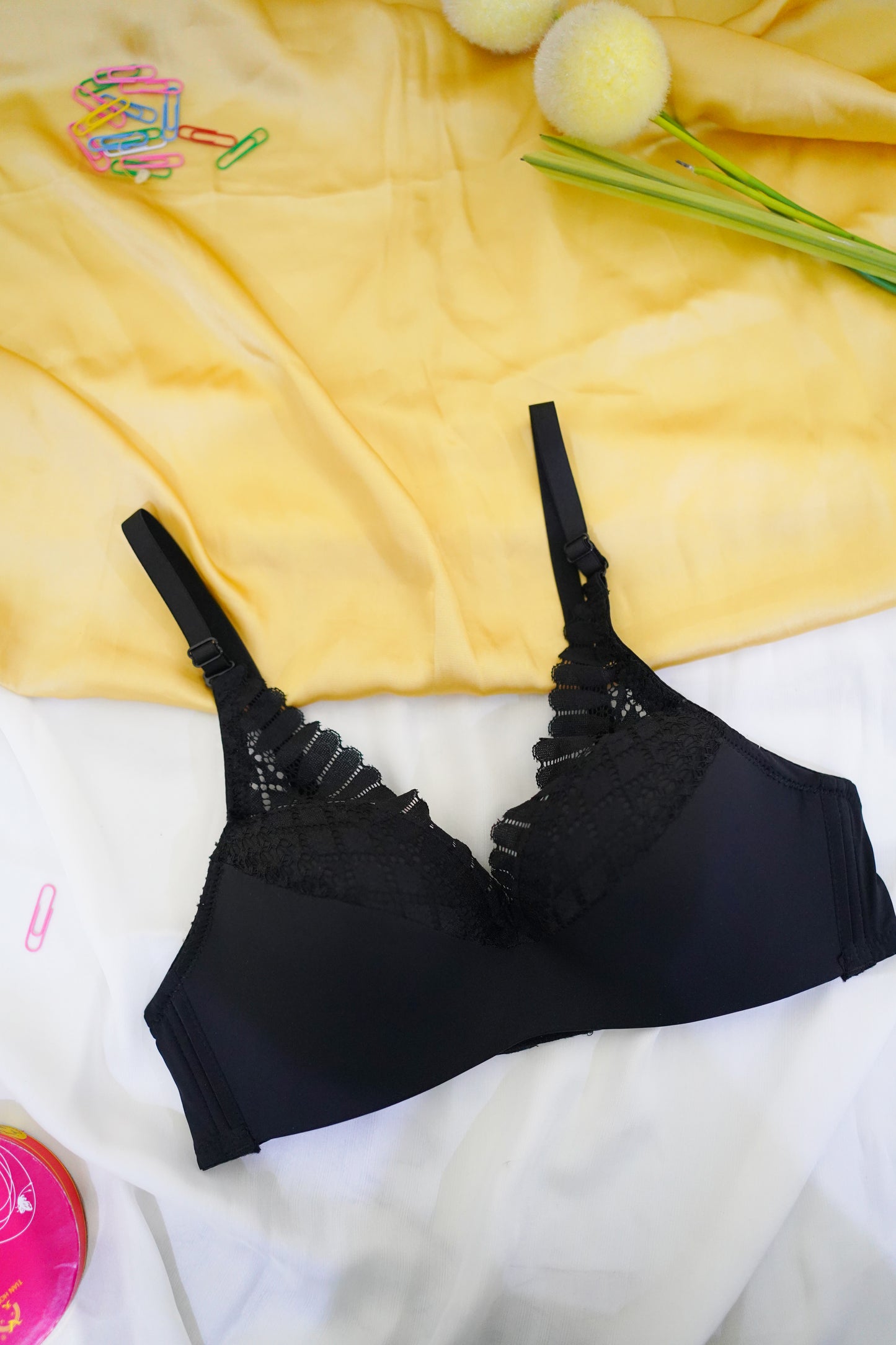 Single pad upper lace V shape bra